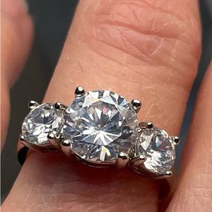 Three stone cubic zirconia ring I think it is a size 6?